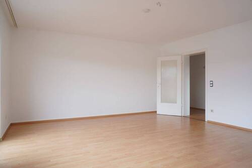 Wohnzimmer mit Laminatboden - 