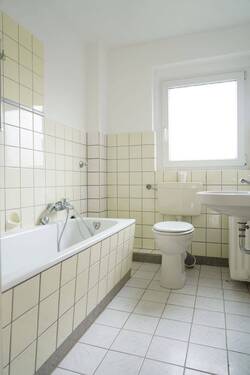 Tageslichtbad mit Wanne - 