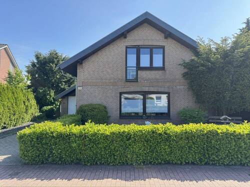 Frontansicht - Familienglück auf grünem Grundstück: Charmantes Einfamilienhaus in zentraler Lage von Wiefelstede