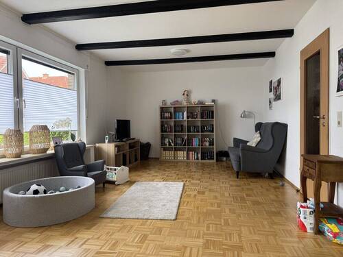 Wohnzimmer - Einfamilienhaus mit 151,90 m&sup2; in Wiefelstede zum Kaufen
