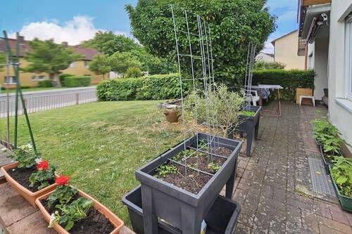 Terrasse und Vorgarten - 