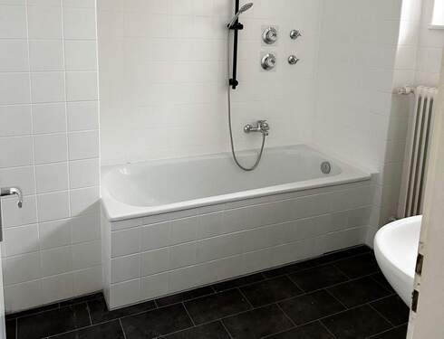 Bad mit Wanne - 