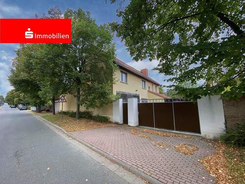 Straßenansicht - Platz für Familie, Freizeit und Hobby