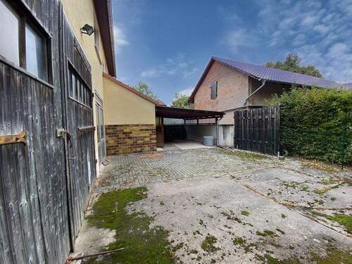 Hof mit Carport - 