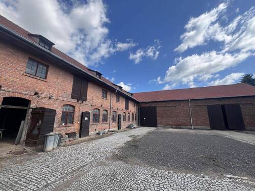 Hof mit Blick auf den großen Stall - 