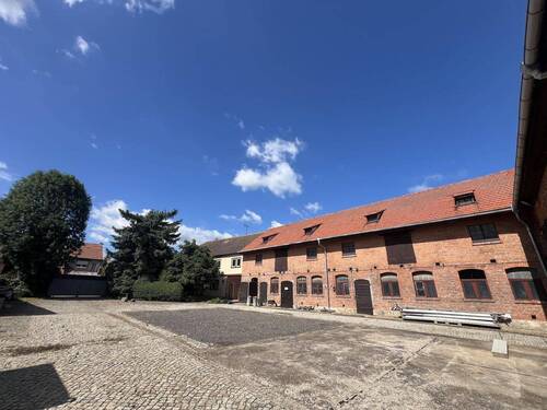 Hof mit Blick auf das Wohnhaus und den Stall - 