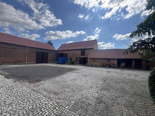 Hof mit Blick auf den kleinen Stall - 