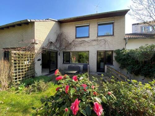 Hausrückanicht mit Garten - Neuss Norf - Einfamilienhaus mit schönem Gartengrundstück in gefragter Wohngegend!