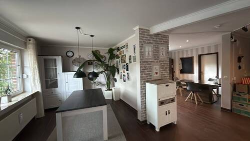 Essbereich und offener Durchgang zur Küche - 