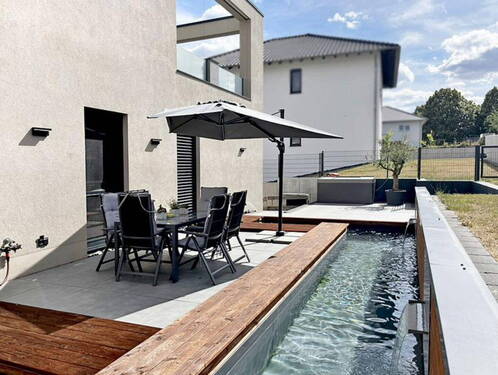 Terrasse mit Wasserspiel - 