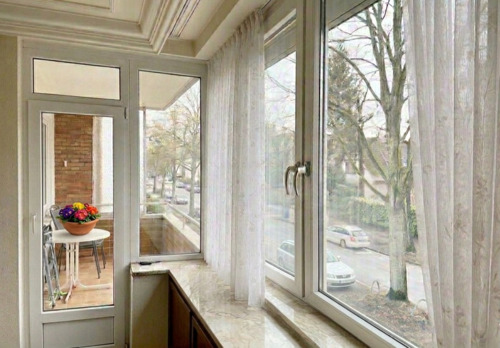 Wohnzimmer große Fenster Zugang Loggia.png - 