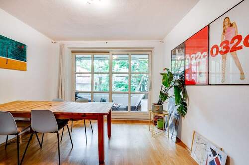 Wohnzimmer - 4 Zimmer Etagenwohnung in München