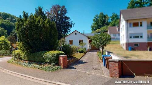 Außen - Haus - Einfahrt - 7 Zimmer Einfamilienhaus in Rumbach