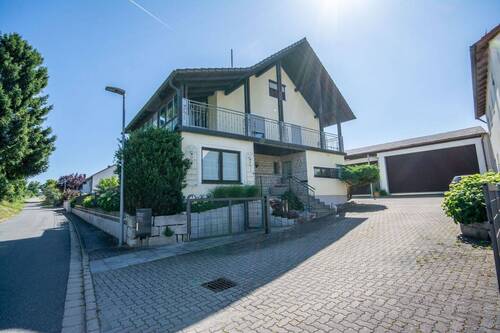 Einfahrtsbereich mit Hoftor - ***EIN ZUHAUSE MIT SEELE - PLATZ, STIL & MÖGLICHKEITEN IM ÜBERFLUSS***