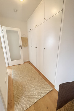 Flur mit Einbauschränken - 