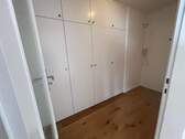 Flur mit Einbauschränken - 1 Zimmer Etagenwohnung in Unterhaching