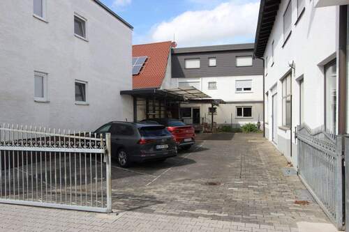 Blick auf Mietshaus - 1 Zimmer Mehrfamilienhaus, Wohnhaus zum Kaufen in Riedstadt