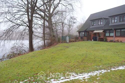 Rückansicht mit Teich Nr. 9 - Mehrfamilienhaus, Wohnhaus mit 251,20 m&sup2; in Reinfeld (Holstein) zum Kaufen