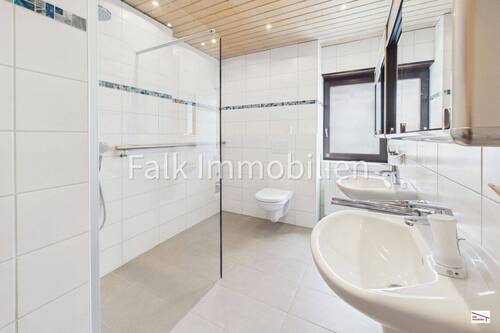  Tageslichtbad mit Dusche Obergeschoss - 