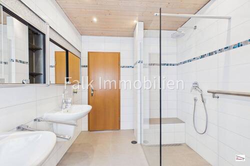  Tageslichtbad mit Dusche Obergeschoss - 