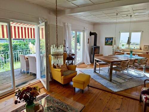 Wohn/Esszimmer mit Kaminofen - 5 Zimmer Einfamilienhaus in Konstanz