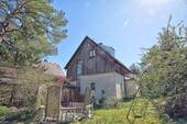 Ruhiger Garten mit viel Grün - 