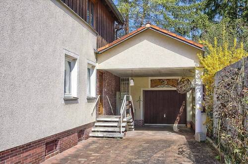 Einfahrt und Garage - 