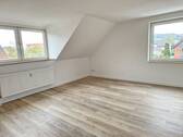 Wohnzimmer - Komplett renovierte, helle, gut geschnittene Wohnung mit dem Stellplatz in Bad Salzuflen