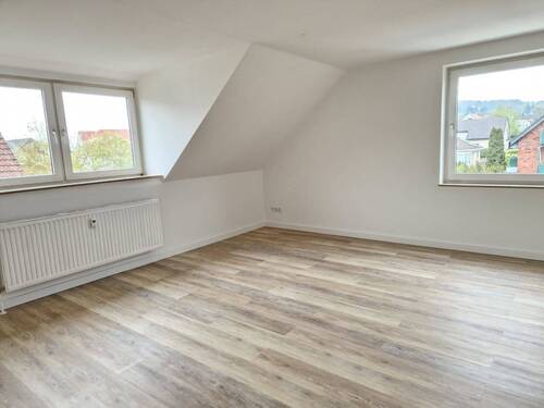 Wohnzimmer - Komplett renovierte, helle, gut geschnittene Wohnung mit dem Stellplatz in Bad Salzuflen