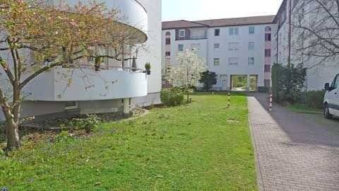 M608_Wohnanlage_Weg_zur_Strasse - 2 Zimmer Etagenwohnung zum Kaufen in Nürnberg