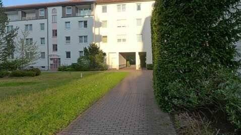 M602_Wohnanlage ZUgang zur Straße im_Abendlicht_ - 2 Zimmer Etagenwohnung in Nürnberg