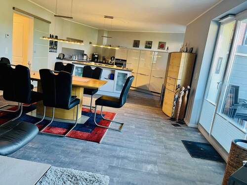 Wohnzimmer mit offener Küche - Moderne Erdgeschosswohnung zentral und ruhig gelegen in Bad Schwartau