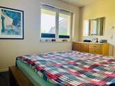 Schlafzimmer mit Fenster nach hinten - 2 Zimmer Terrassenwohnung in Bad Schwartau