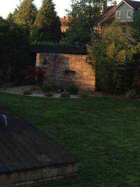 Mauer mit Wasserfall - 