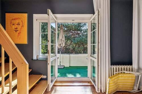 Balkon mit Aussicht in den Garten - 