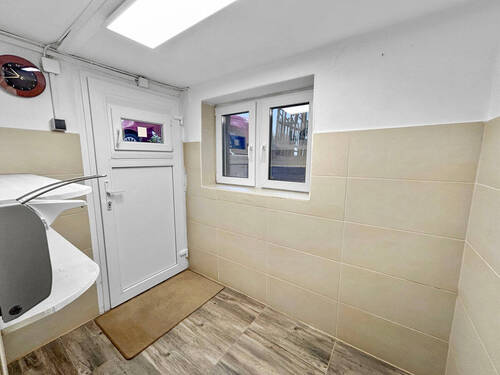 Separate Eingangstür für Kunden - 