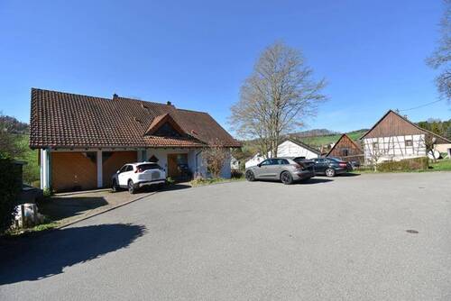 Hausansicht Vorderseite/Zufahrt - 6 Zimmer Einfamilienhaus zum Kaufen in Stockach