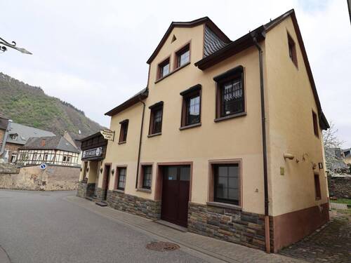 Frontansicht - 7 Zimmer Mehrfamilienhaus, Wohnhaus zum Kaufen in Cochem