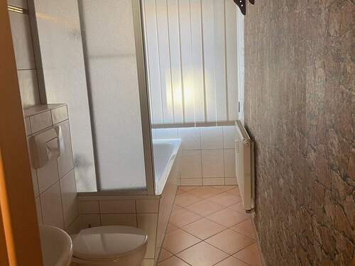 Bad mit Wanne+Duschvorrichtung - 