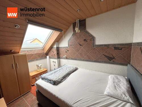 Schlafzimmer_DG (eigentlich als Küche vorbereitet) - 