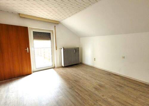 Schlafzimmer mit Balkonausgang im OG - 