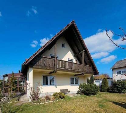 Hausansicht mit Garten.jpg - Attraktives Zweifamilienhaus mit Wintergarten, zwei Garagen und zwei Einbauküchen in Schrobenhausen.