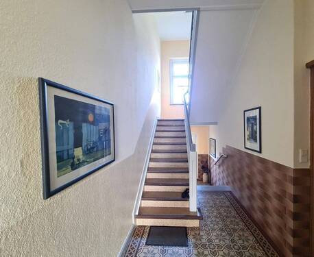 Treppenhaus - Provisionsfrei vom Eigentümer in der Ahlener Innenstadt, eine 3-Zimmer Erdgeschosswohnung (4 Zimmer möglich) in einem sehr gepflegten 3-Familienhaus.