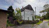 Giebelansicht und Zufahrt zur Garage - 
