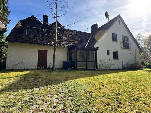 Haus Rückansicht - 6 Zimmer Einfamilienhaus in Nürnberg