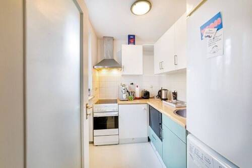 Küche mit Fenster - 1 Zimmer Etagenwohnung in München