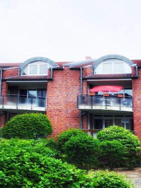 Hausansicht - Helle Dachterrassen-Wohnung mit Tiefgaragenstellplatz zum 1. April