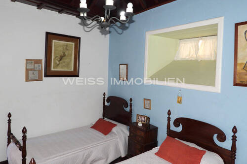 Stilvolles Schlafzimmer, auch mit hoher Balkendecke - 