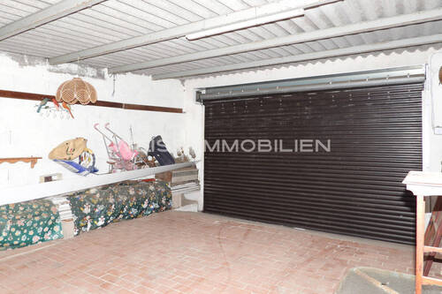  Eine der beiden großen Garagen - 