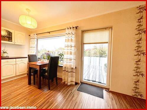 Dachgeschoss Essplatz vor dem Balkon - 